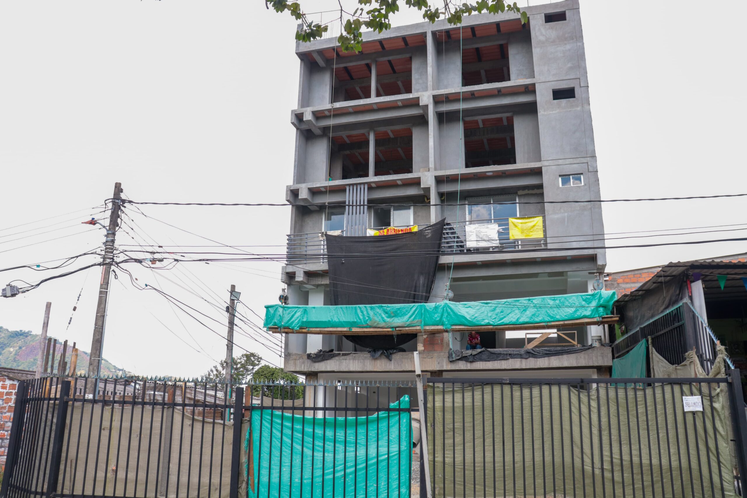 Alcaldía y Policía cierran obra de edificio en el barrio Jordán porque no tenía permisos 1