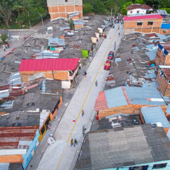 Alcaldesa entrega a la comuna 11 más de 3.000 metros cuadrados de nuevas calles 6