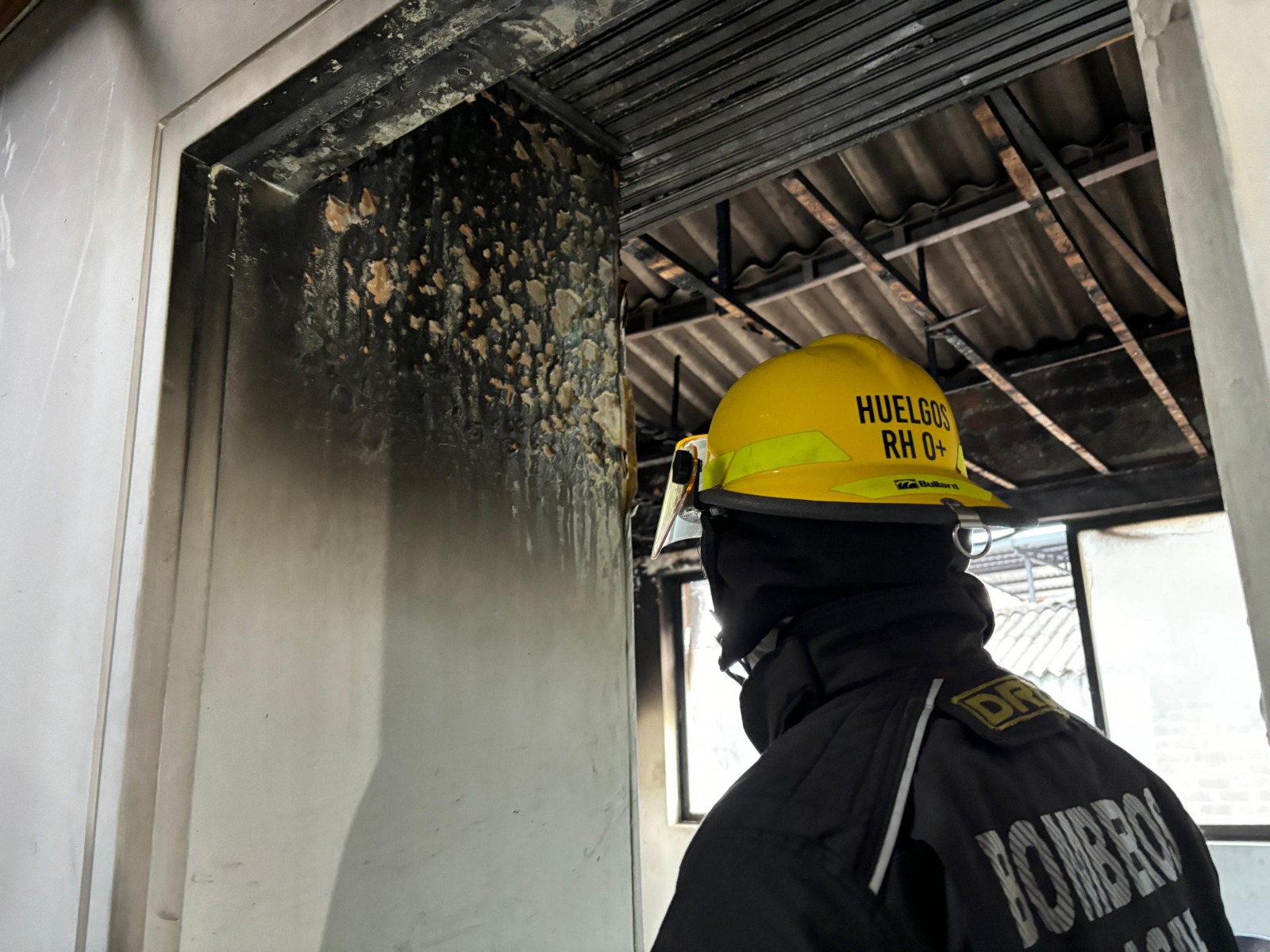 Incendio en vivienda por poco se extiende a otras casa en Protecho 1