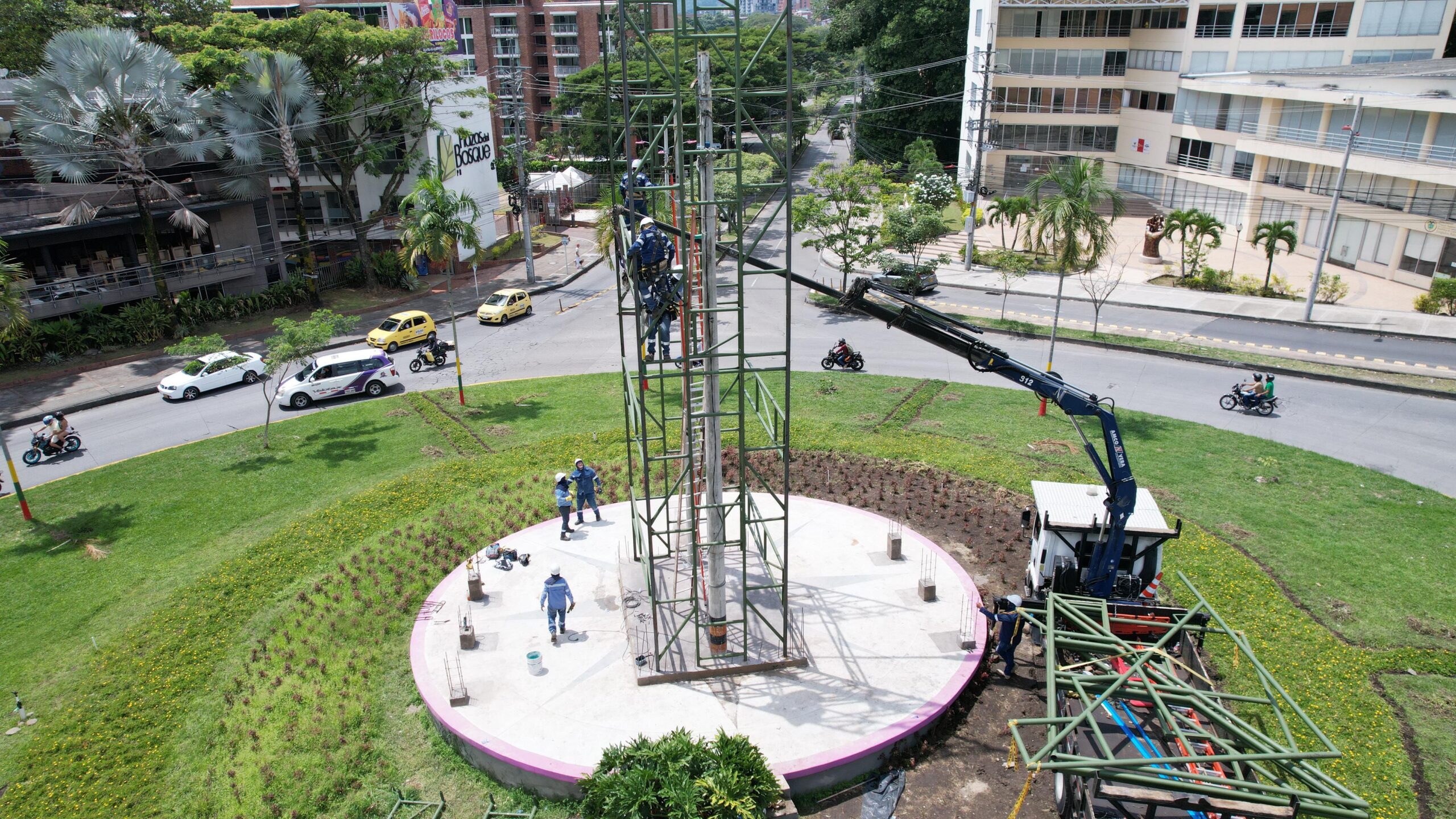 Así avanza la instalación de gigantesca guitarra en homenaje a la Capital Musical 1