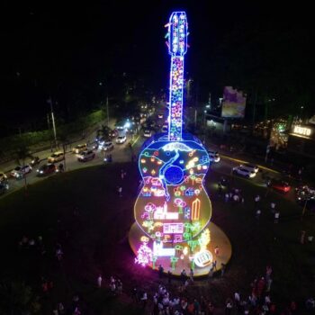 Galería: Esta es la guitarra gigante que adorna la glorieta de la avenida Ambalá con calle 69 3