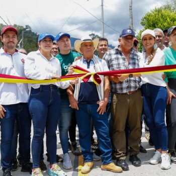 Gobernadora entregó la pavimentación de la vía Villamaría-Cay-La Cascada, en el Cañón del Combeima 12