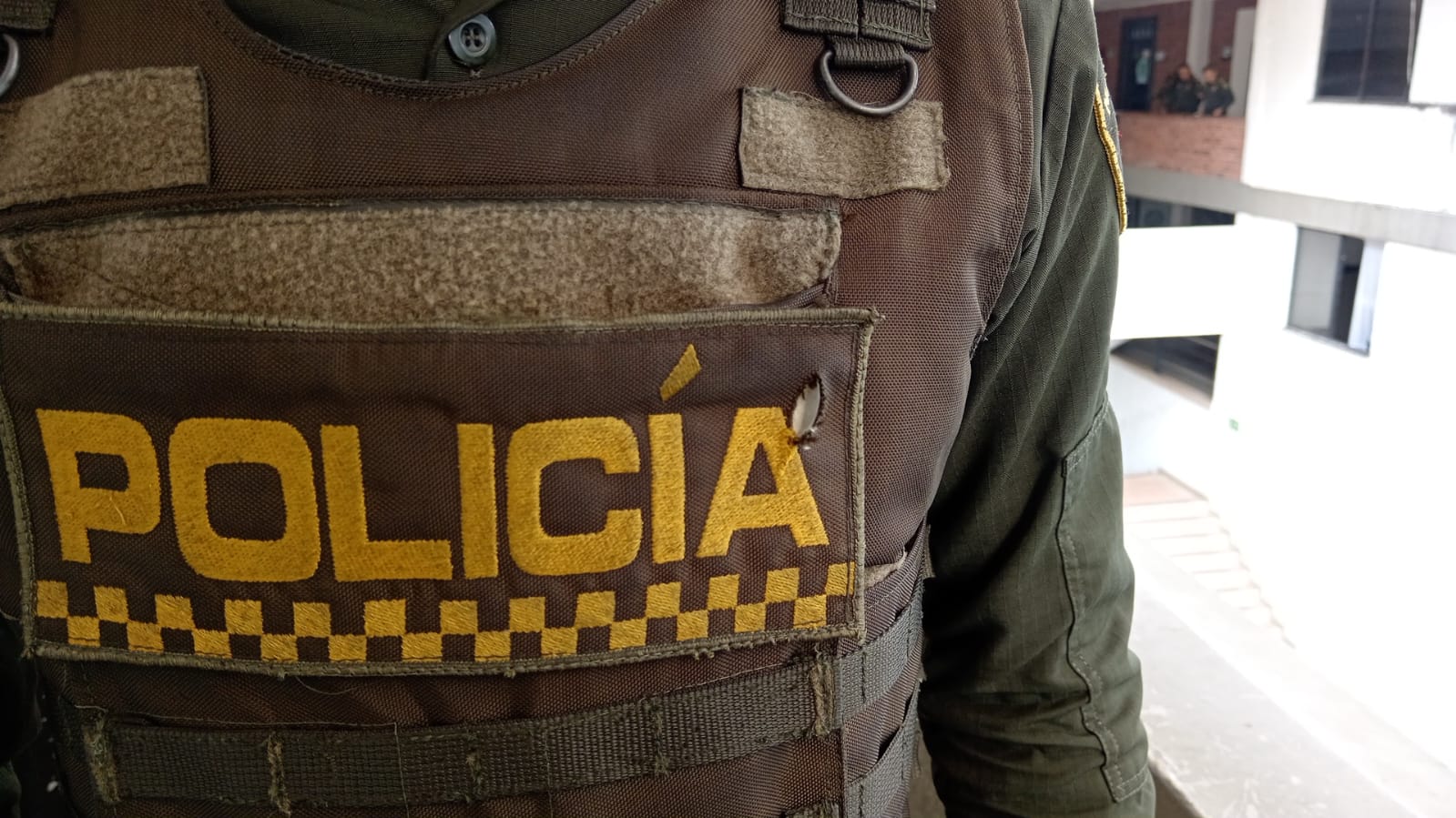 Capturan a hombre por atacar a policía con cuchillo, tras intento de robo a ciudadanos 1