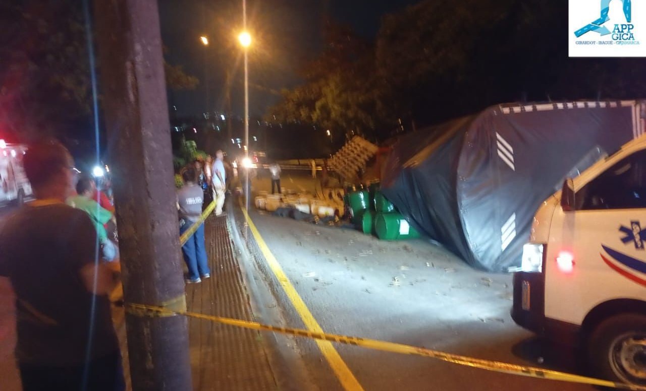 Accidente en la variante- sentido Armenia- Ibagué: tractocamión sufre volcamiento lateral 1