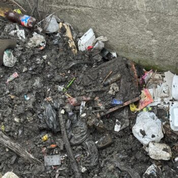 Cudrillas del IBAL sacan cuatro toneladas de basura del canal de la Guabinal 2