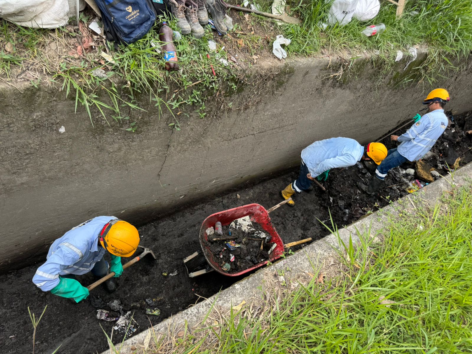 Cudrillas del IBAL sacan cuatro toneladas de basura del canal de la Guabinal 1