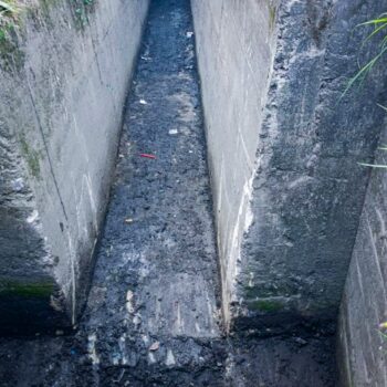 Cudrillas del IBAL sacan cuatro toneladas de basura del canal de la Guabinal 4