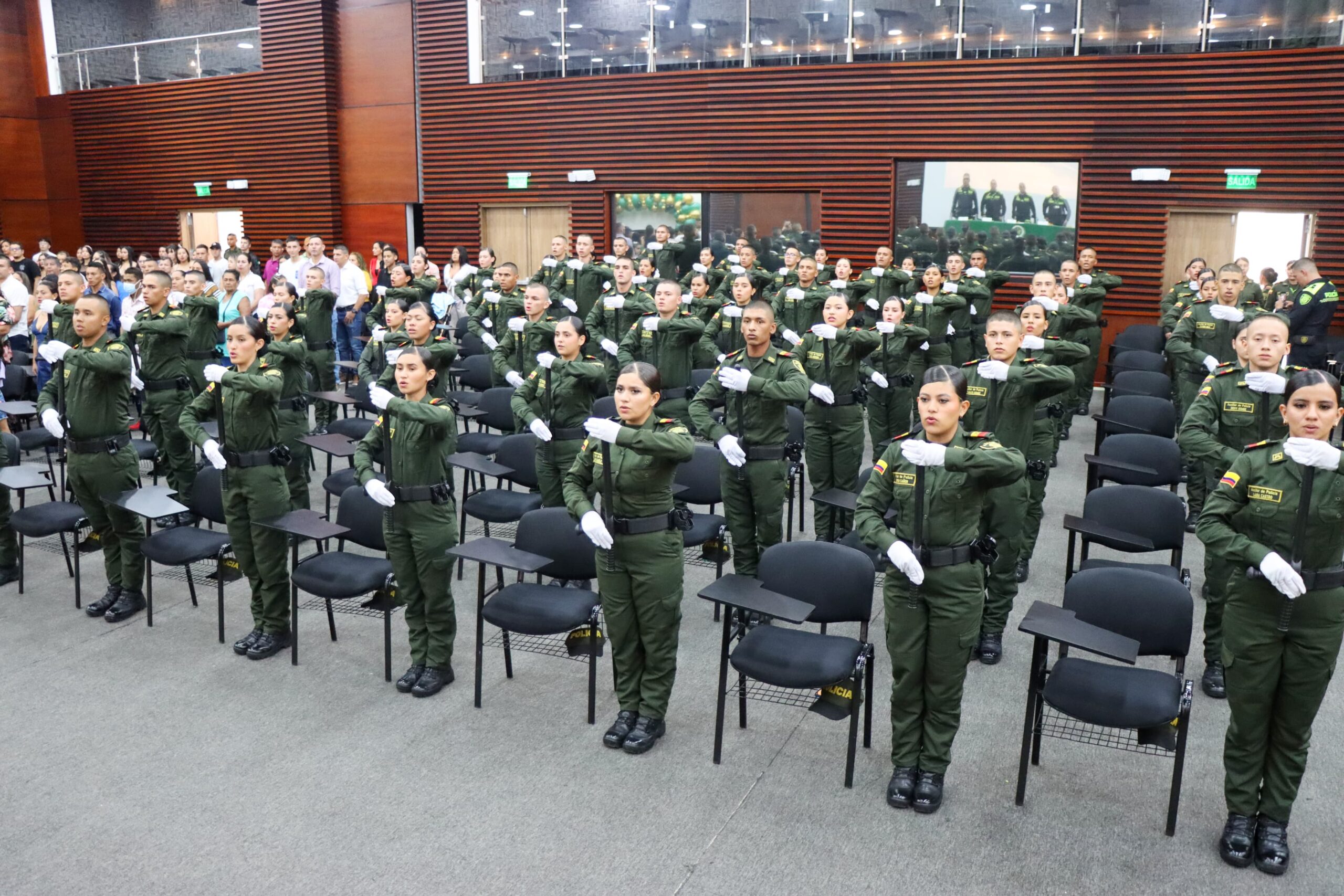 55 jóvenes juraron bandera, iniciando su servicio a la comunidad como auxiliares de policía 1