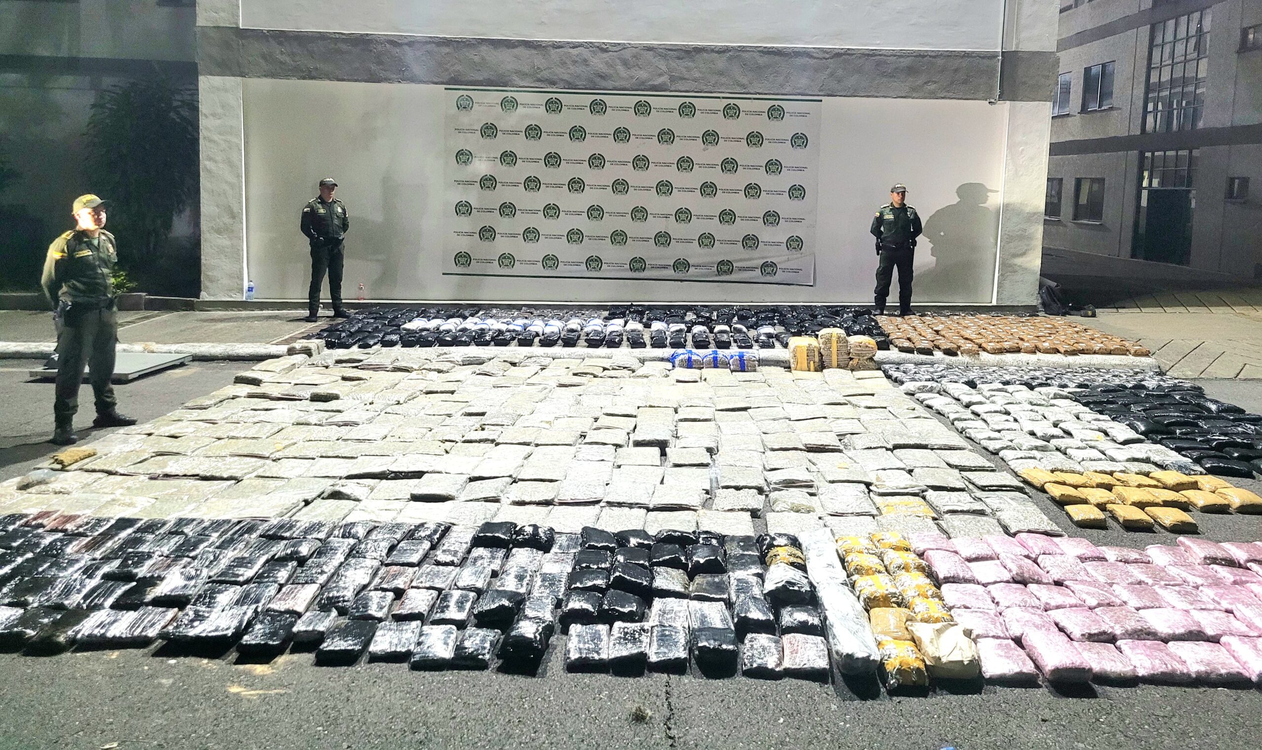 945 kilos de marihuana fueron incautados en la variante de Ibagué: carga iba en camioneta 4