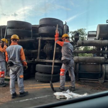 Tractocamión sufrió volcamiento lateral en sentido Venadillo- Lérida 3