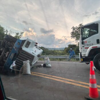 Tractocamión sufrió volcamiento lateral en sentido Venadillo- Lérida 2