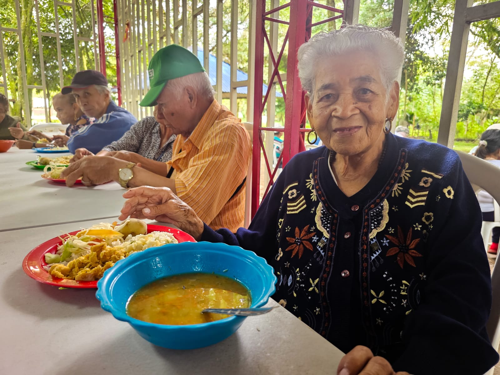Alcaldesa brinda alimentos para el cuerpo y el alma de 500 adultos mayores en Ibagué 1
