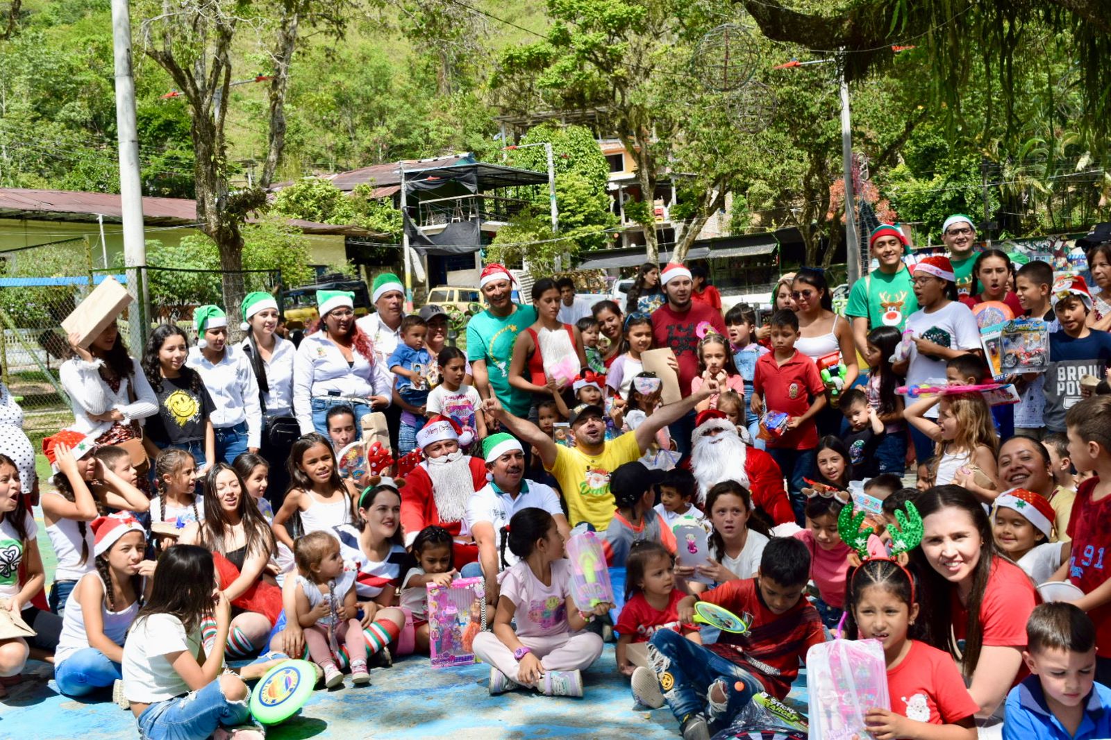 Más de 300 niños del corregimiento San Bernardo vivieron una Navidad de Encanto 1