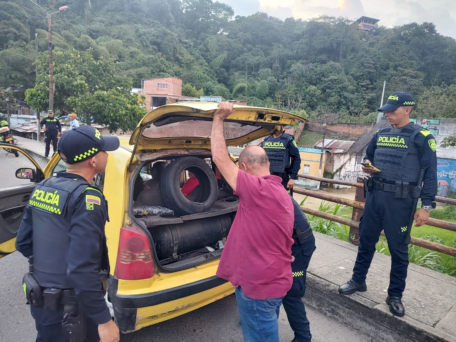 16 capturados, un arma de fuego y 114 armas blancas incautadas: balance de fin de semana de la Policía 3