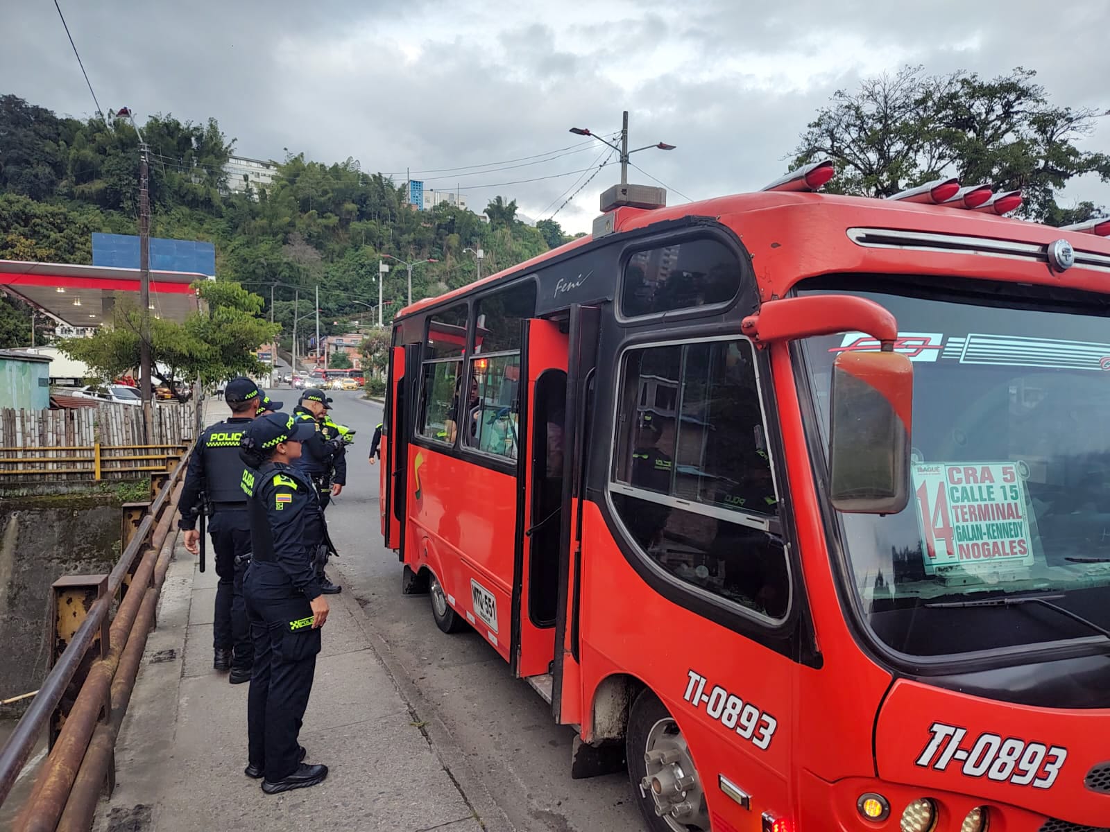 16 capturados, un arma de fuego y 114 armas blancas incautadas: balance de fin de semana de la Policía 4