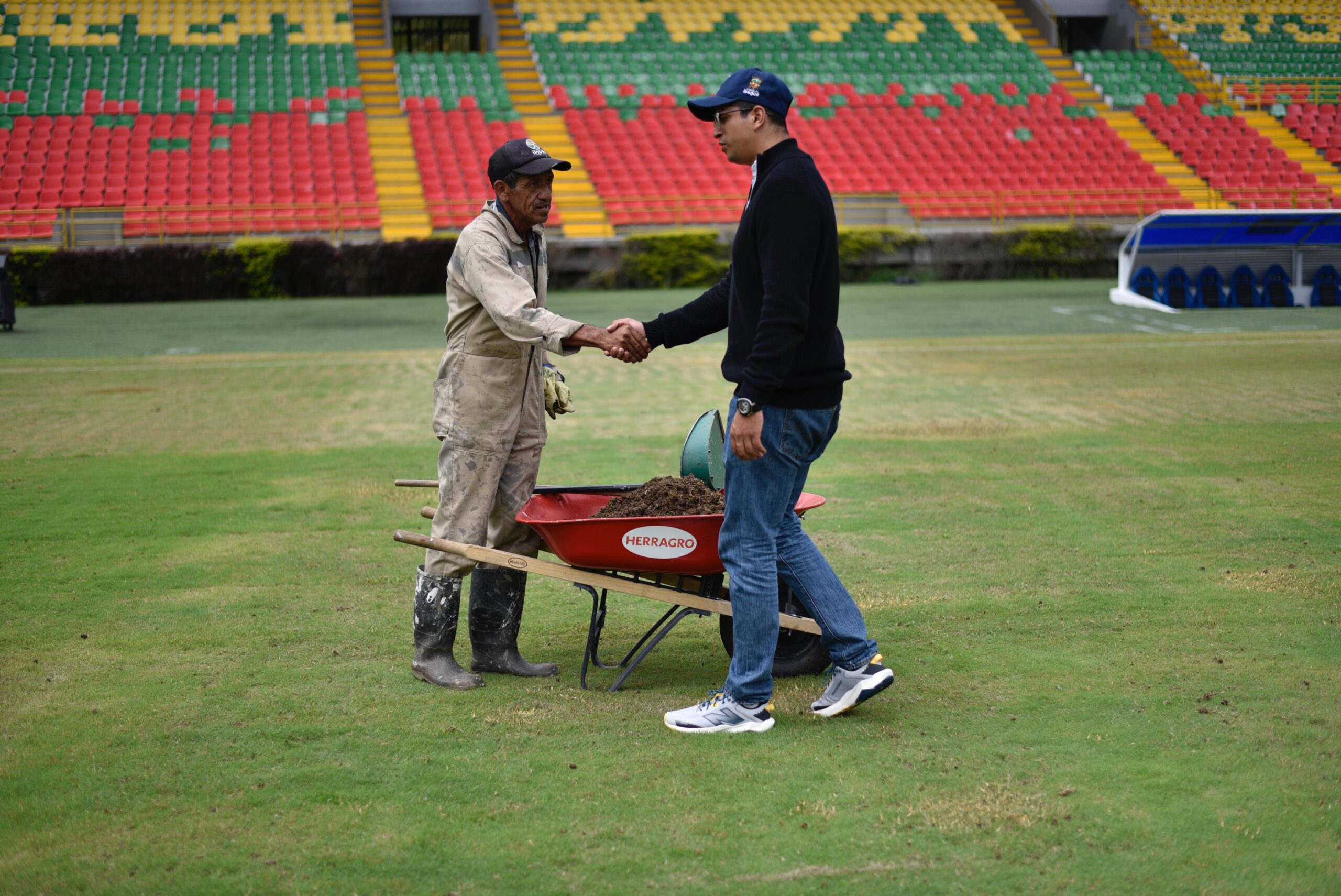 Alcaldía realiza mantenimiento del gramado en estadio Murillo Toro para Copa Libertadores 7