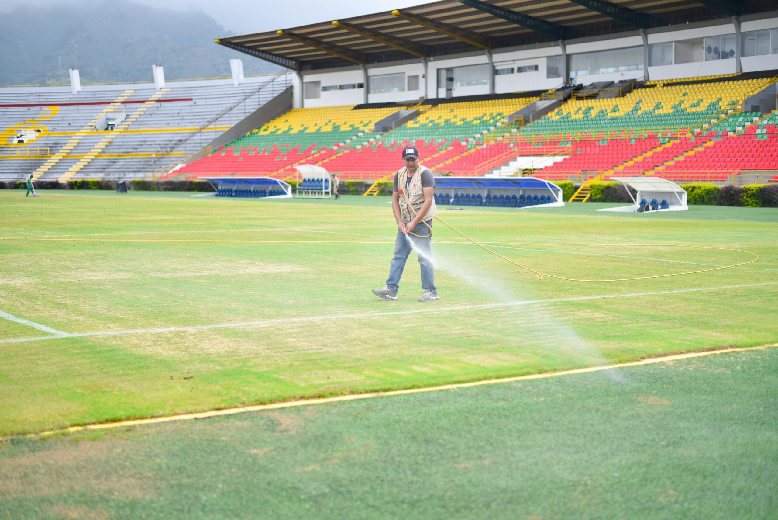 Alcaldía realiza mantenimiento del gramado en estadio Murillo Toro para Copa Libertadores 5