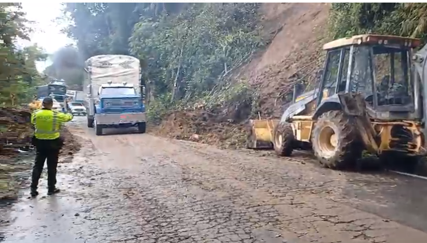 Paso controlado en la vía Fresno-Manizales tras derrumbe en Herveo 1