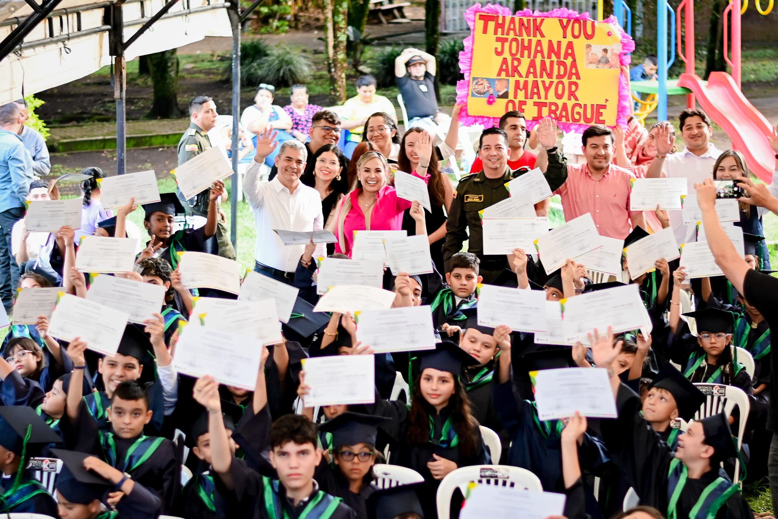 Alcaldesa graduó a 94 niños y jóvenes de la comuna 11 en curso especializado de inglés gratuito 4
