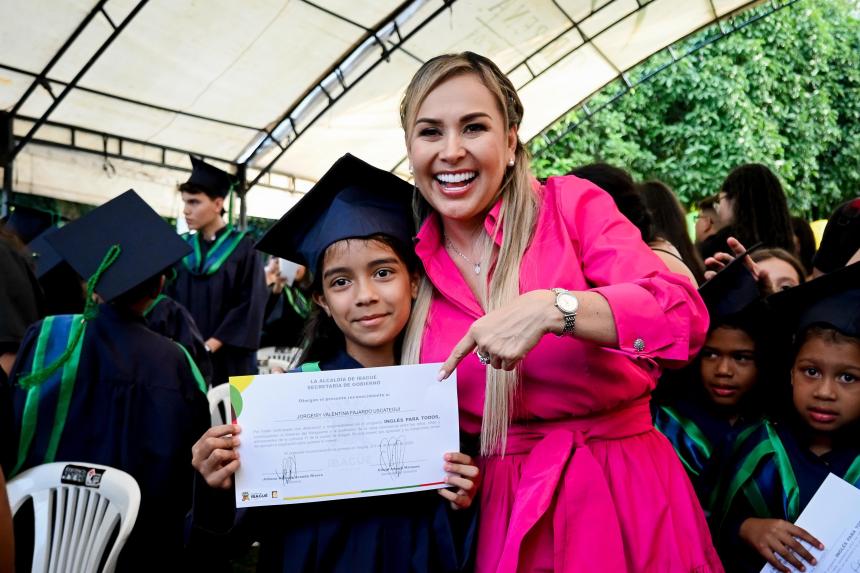 Alcaldesa graduó a 94 niños y jóvenes de la comuna 11 en curso especializado de inglés gratuito 3