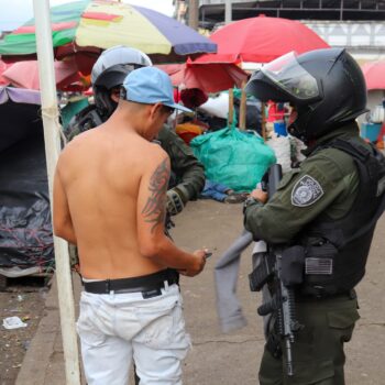 Operativo de Alcaldía y Policía en comunas 1 y 12 dejó 25 armas blancas incautadas y 50 dosis de estupefacientes 2