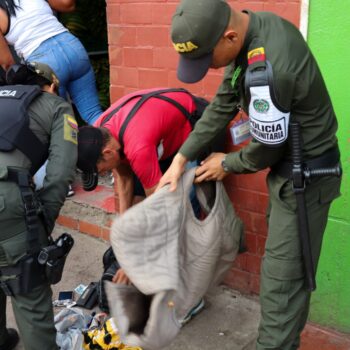Operativo de Alcaldía y Policía en comunas 1 y 12 dejó 25 armas blancas incautadas y 50 dosis de estupefacientes 3