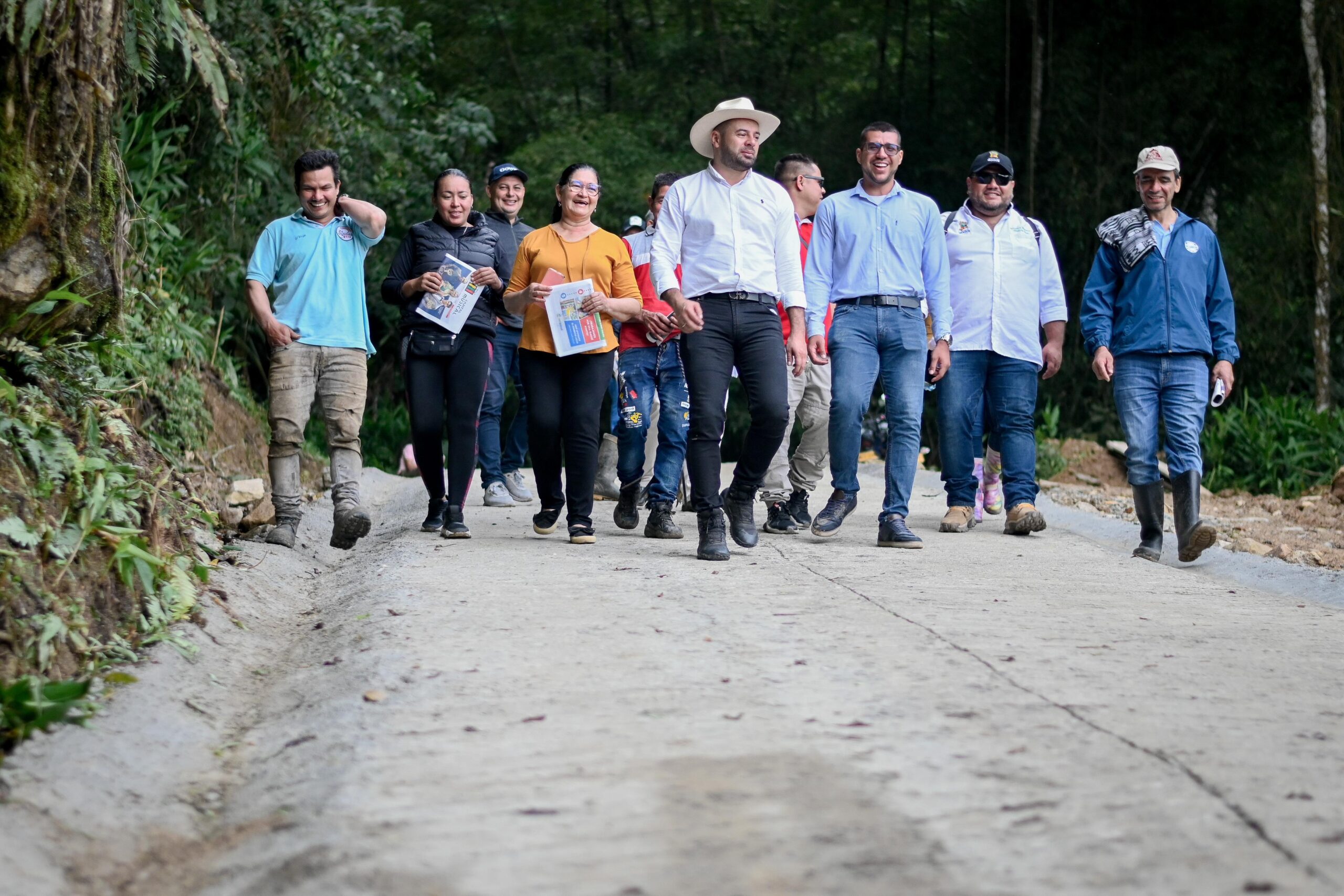 Alcaldía de Ibagué entregó 255 metros de placa huella en el corregimiento de El Totumo 4