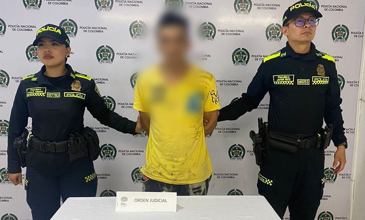 Capturado en flagrancia por agredir a un auxiliar de Policía, tenía orden vigente por hurto calificado 1