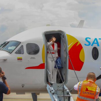 "Puerta de Oro del Tolima" ya tiene conexión aérea con Bogotá: inauguran vuelo de Satena 8