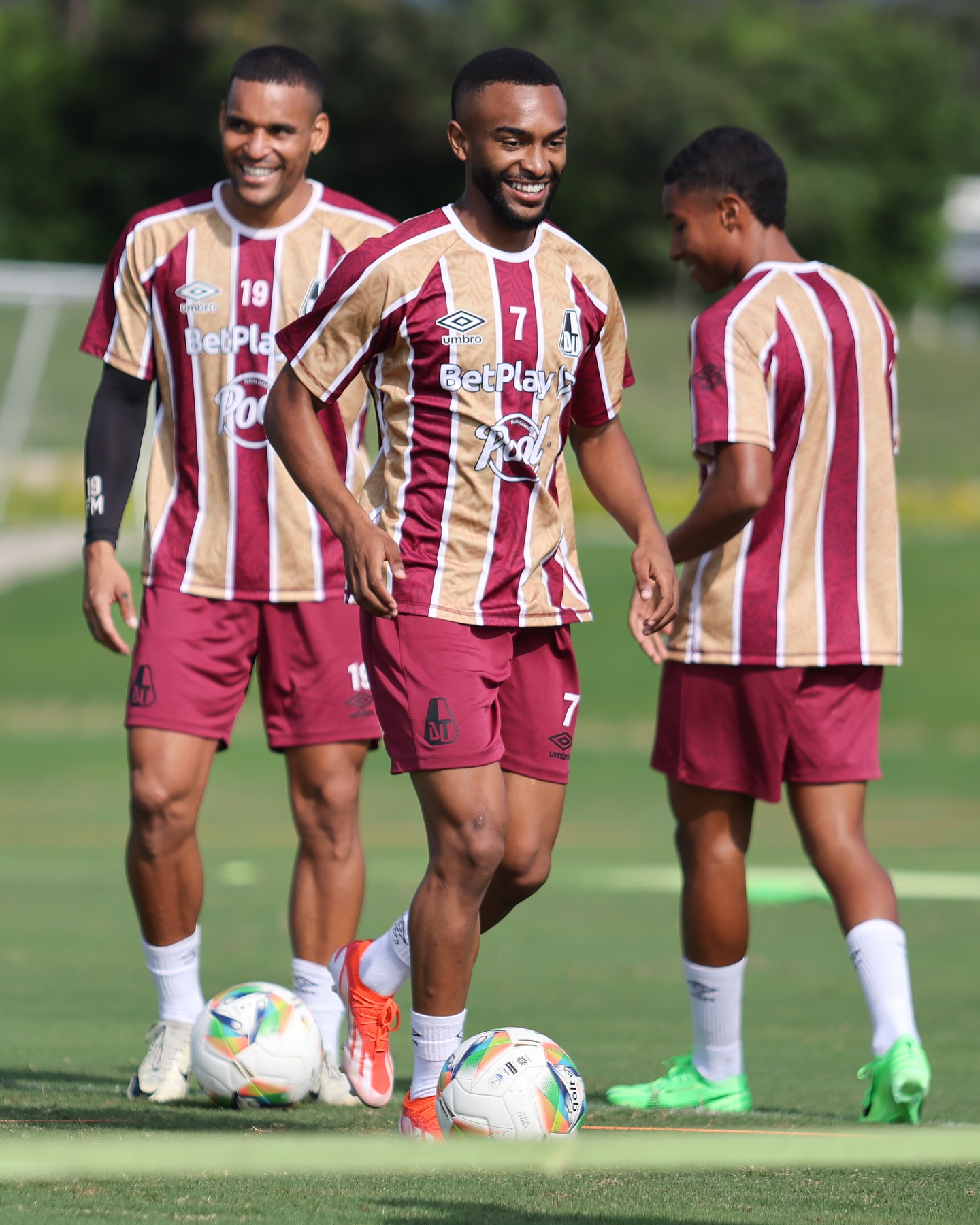 Deportes Tolima presenta su nueva indumentaria 2025 en el Estadio ...