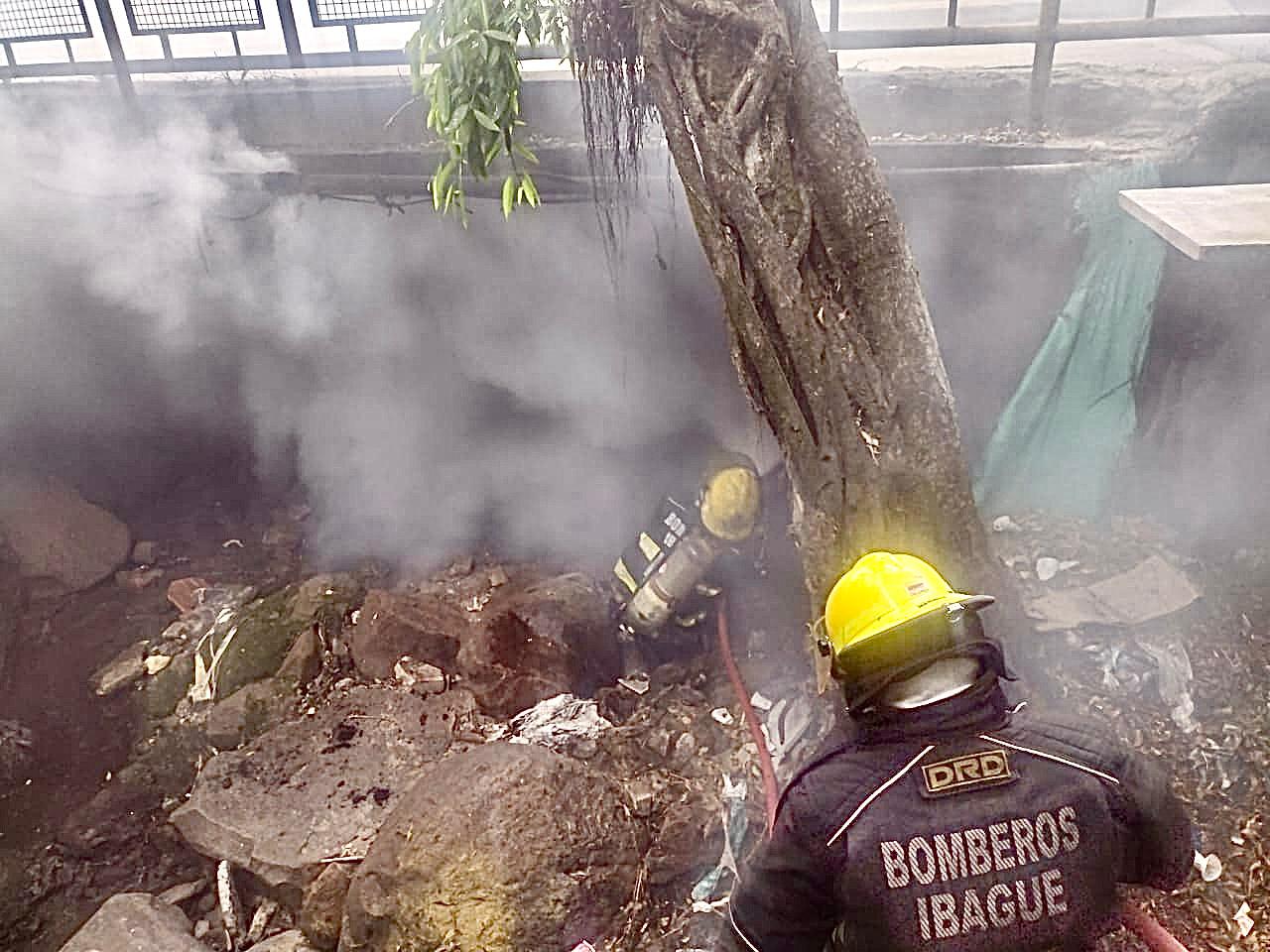 Bomberos apagó quema de llantas provocada por habitantes de calle en barrio Jardín 1