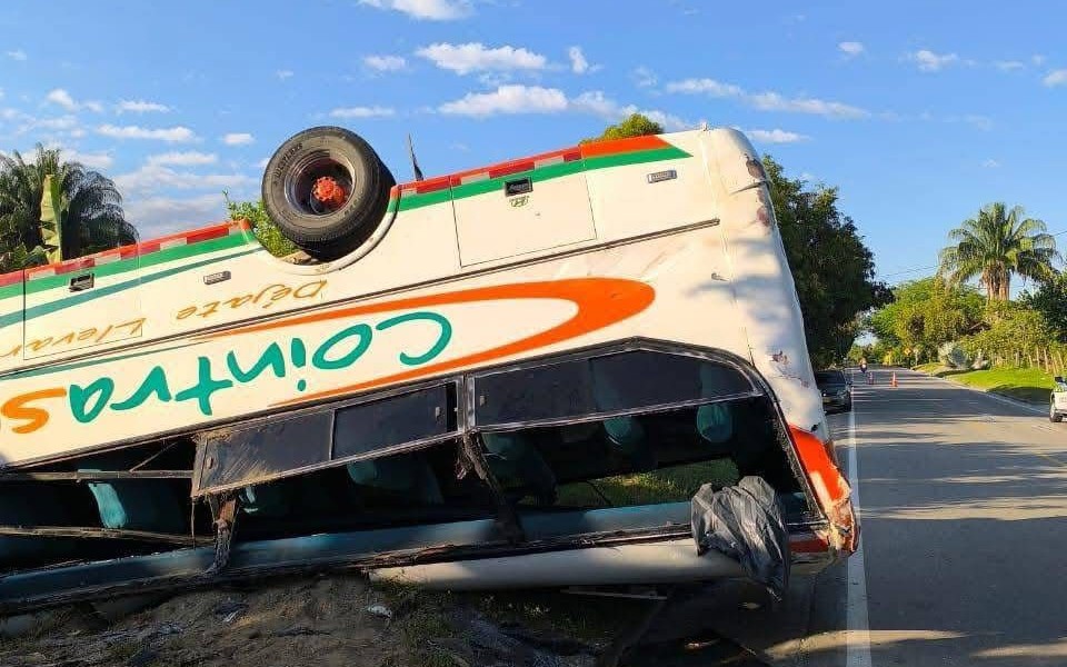 Ocho heridos tras volcamiento de bus en la vía Ortega-Guamo 1