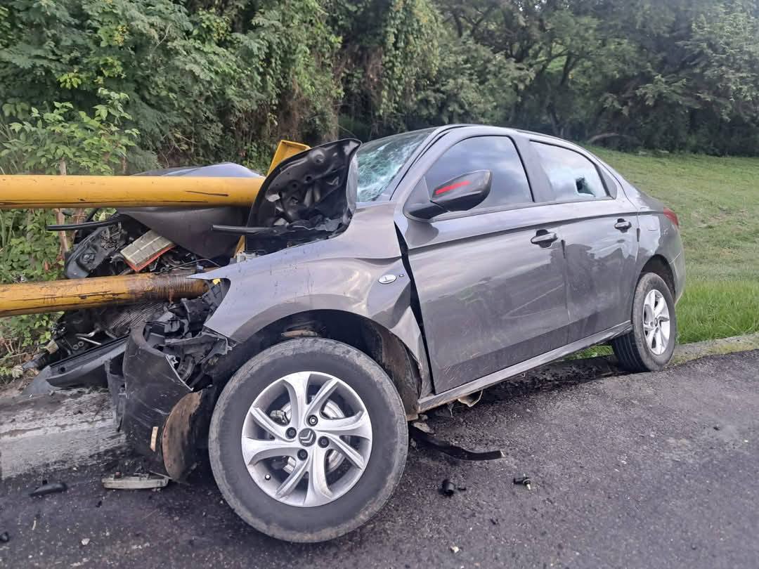 Accidente en la variante de Guamo: muere hombre al estrellar su carro contra una baranda 1