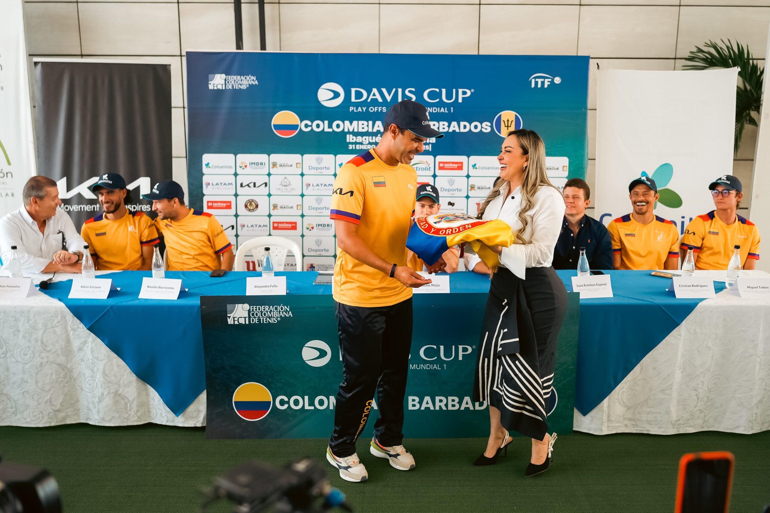 Alcaldesa de Ibagué entregó la bandera a la Selección Colombia para la Copa Davis 2