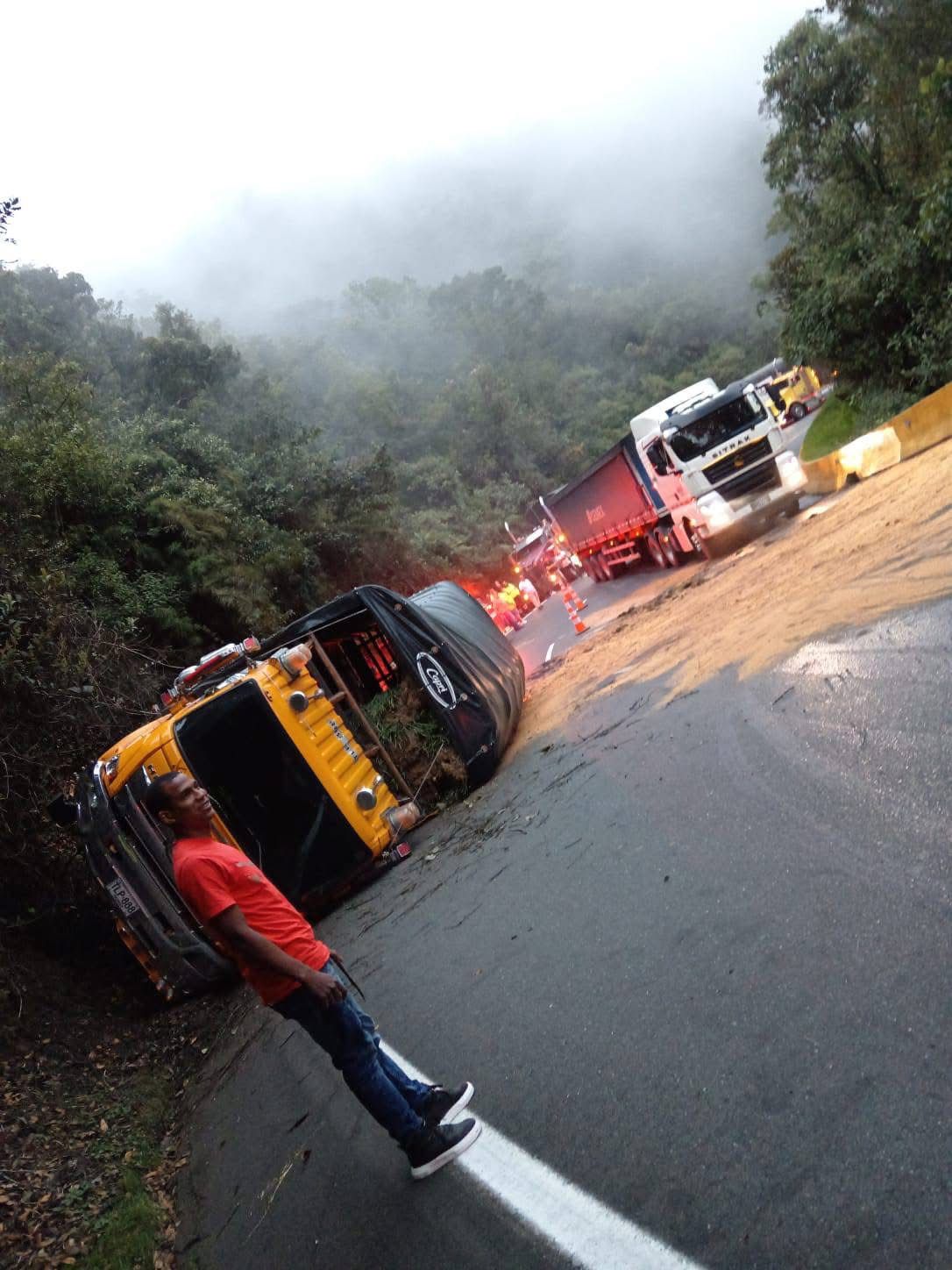 Camión con cebolla se volcó en la vía Cajamarca - Calarcá, a esta hora cierre total 1