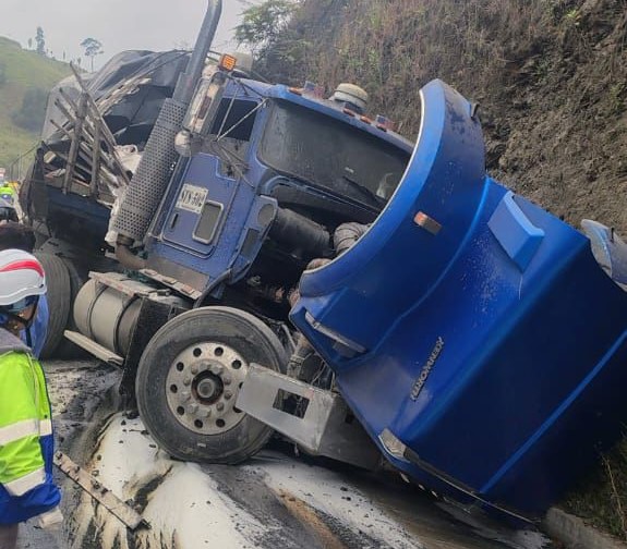 Fatal accidente en la vía Calarcá -Cajamarca: muere conductor de tractocamión 1