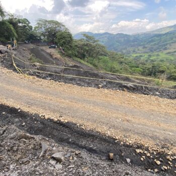 Nuevo deslizamiento afecta la vía en el sector de Guasimos en Dolores 2