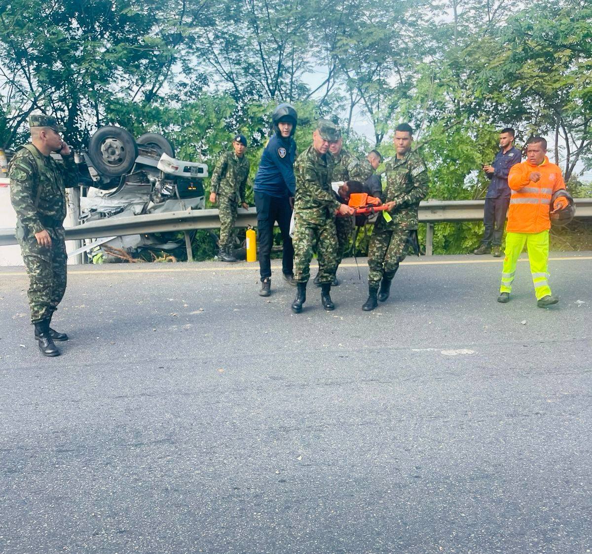 Soldados de Tolemaida auxilian a familia tras grave accidente en la vía Melgar - Girardot 1