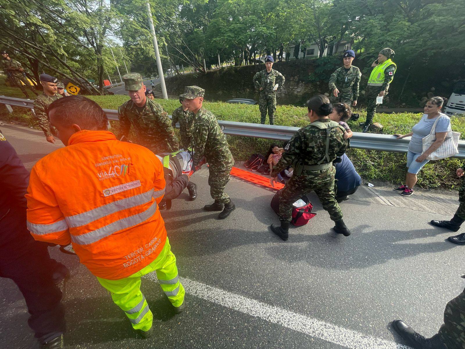 Soldados de Tolemaida auxilian a familia tras grave accidente en la vía Melgar - Girardot 6