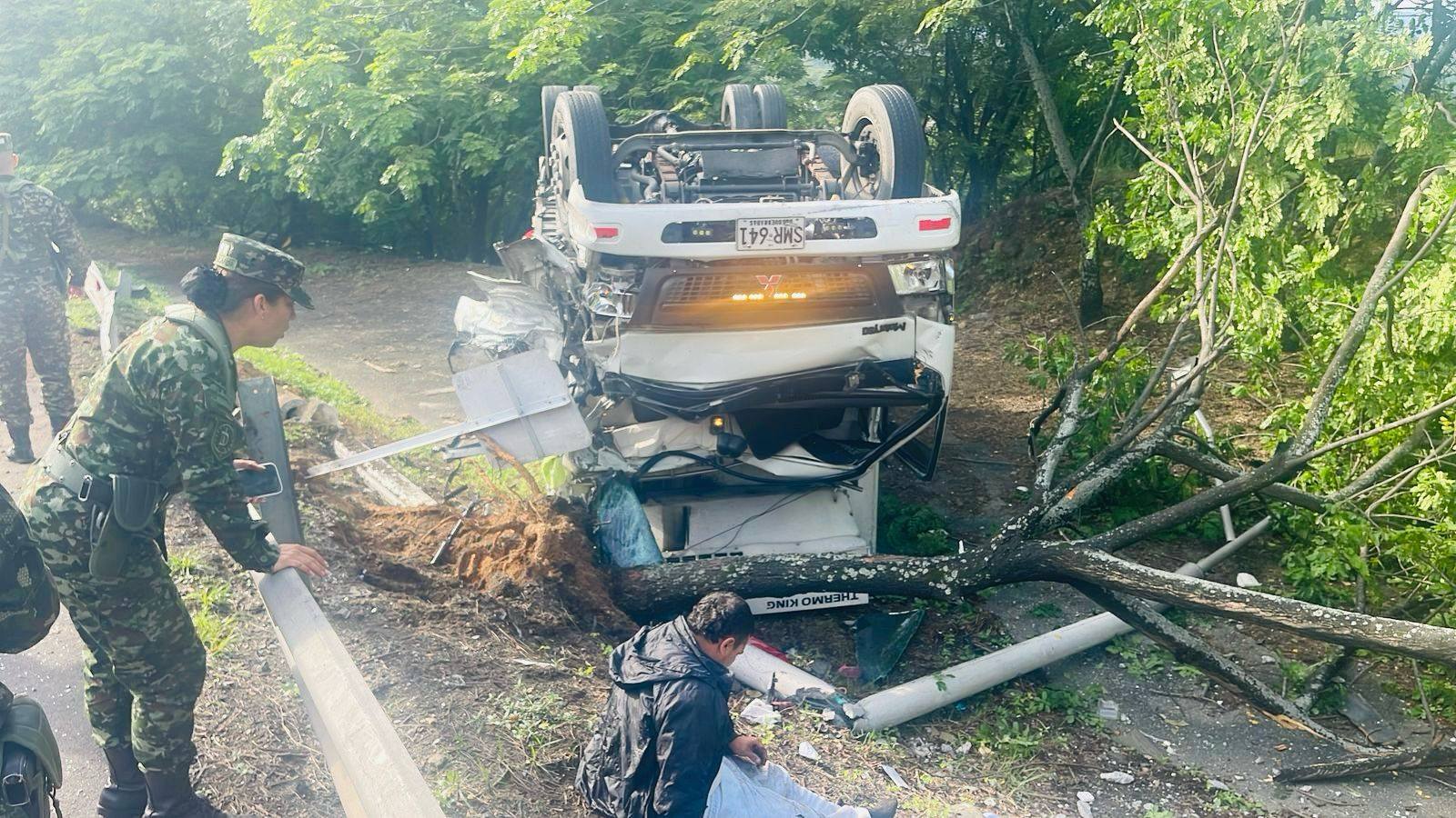 Soldados de Tolemaida auxilian a familia tras grave accidente en la vía Melgar - Girardot 5