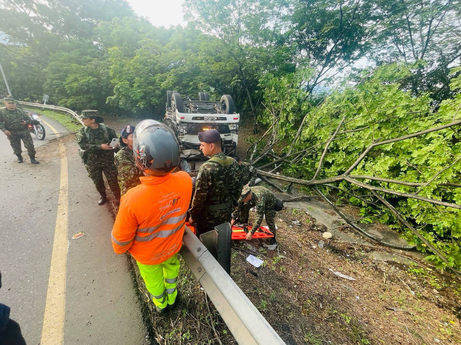 Soldados de Tolemaida auxilian a familia tras grave accidente en la vía Melgar - Girardot 4