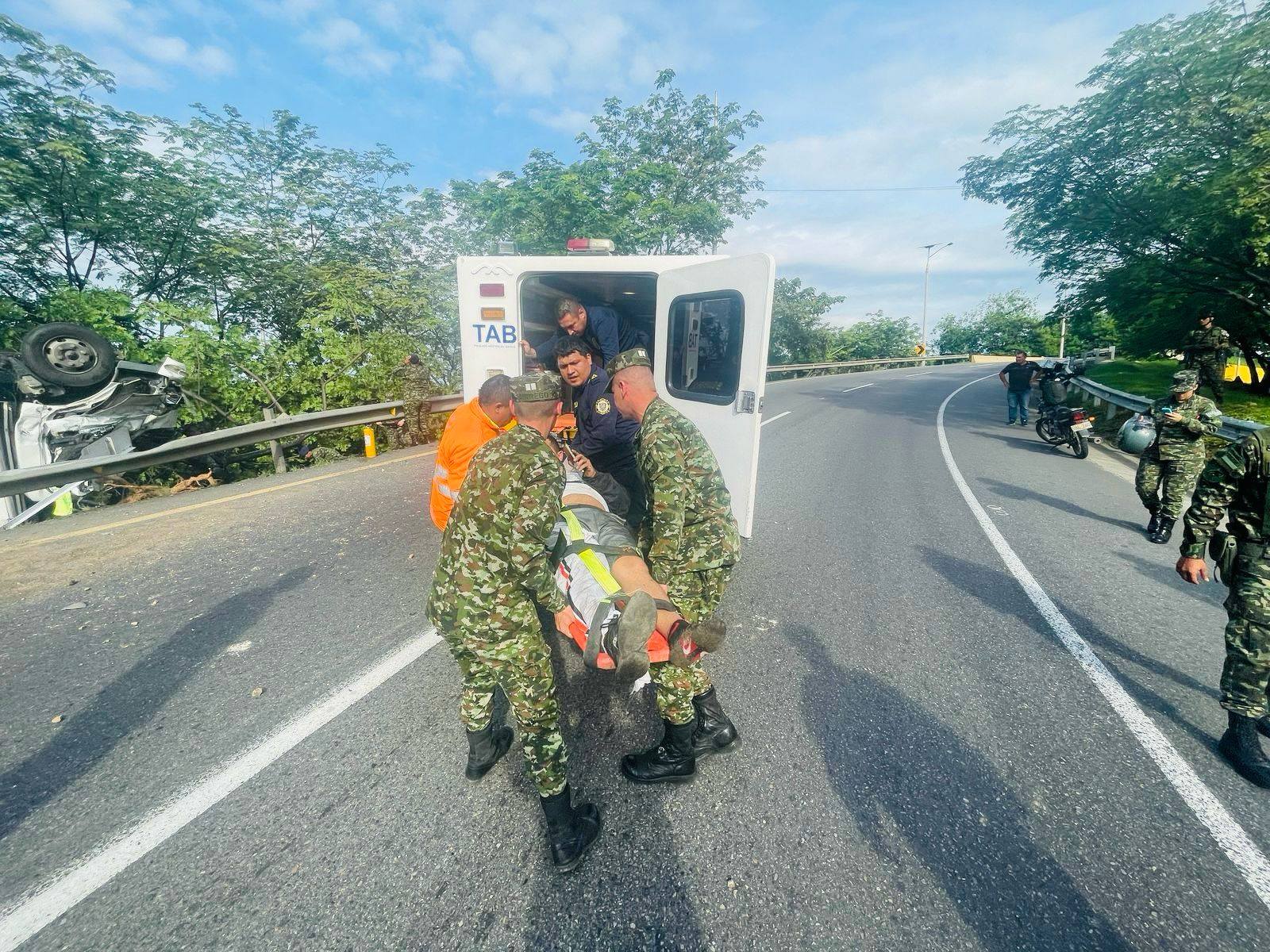 Soldados de Tolemaida auxilian a familia tras grave accidente en la vía Melgar - Girardot 3