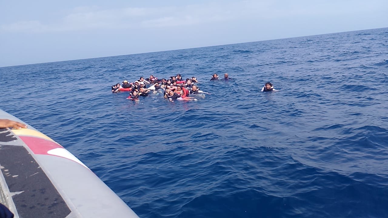 Emergencia: rescatan a 40 personas en Islas del Rosario tras volcarse una lancha 1