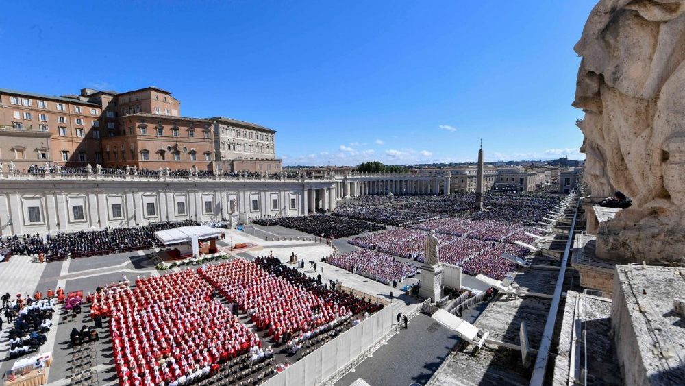 “Querido Papa Francisco, ahora te pedimos que desde el cielo bendigas a la Iglesia": Cardenal Battista en misa exequial 3