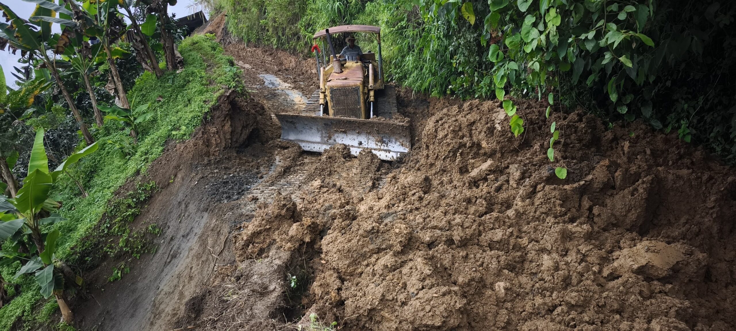 Emergencia en Líbano por lluvias: derrumbes en vía que comunica el municipio con el cruce de Armero 1