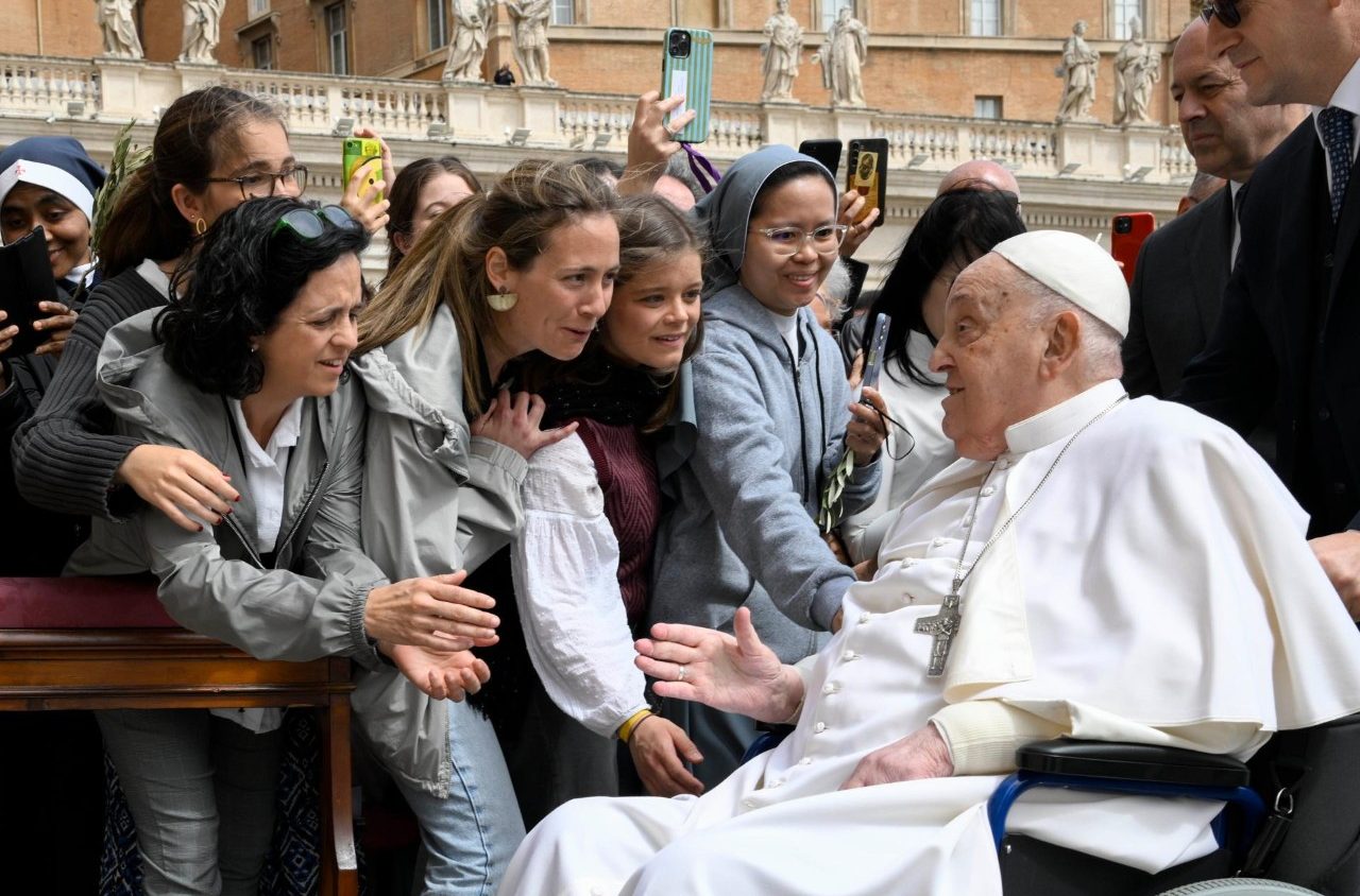 Visita sorpresa del Papa en la Plaza: "Feliz Domingo de Ramos y Feliz Semana Santa" 1