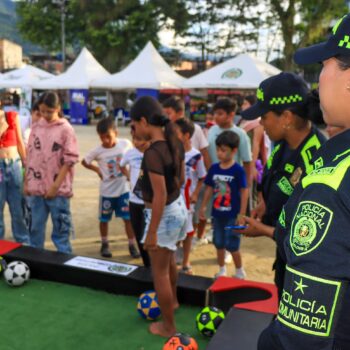 Alcaldía, Policía y Ejército llevaron seguridad y prevención con Megatoma a la Comuna 12 13