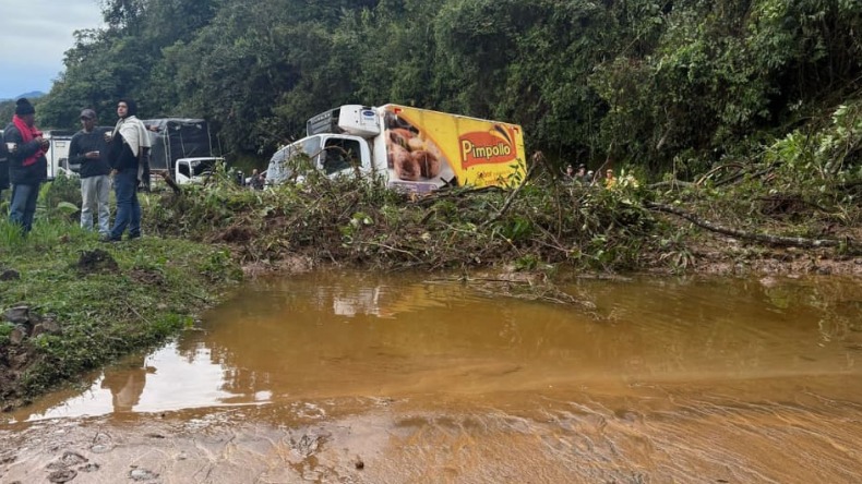Deslizamientos y pérdida de vías dejan más de 100 afectados en Fresno tras ola invernal 1