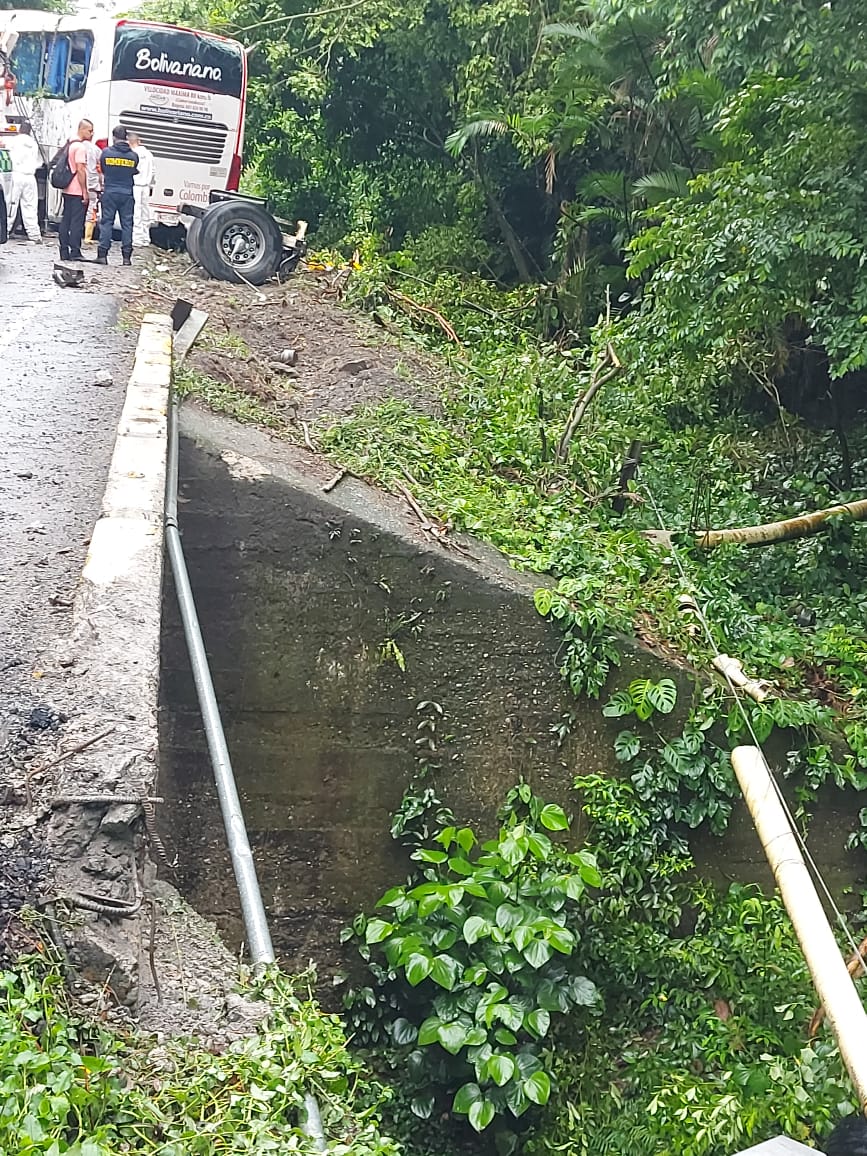 Accidente de bus en la vía Mariquita – Armero deja tres personas ...