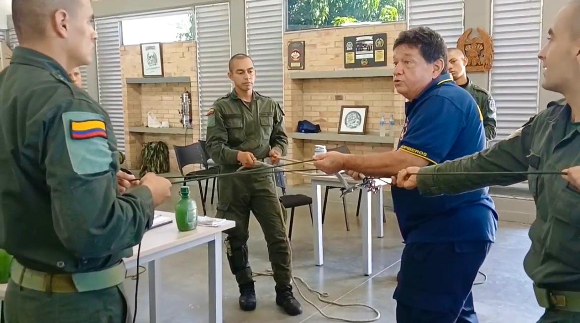 Bomberos de Ibagué capacita a la Policía Nacional para reaccionar a las emergencias 1